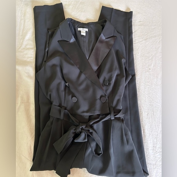 H&M Sleeveless Tuxedo Jumpsuit - Picture 8 of 9